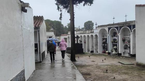 Los cementerios tienen un contiguo goteo de personas, a pesar del mal tiempo