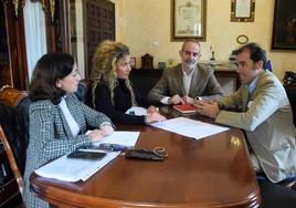 Representantes de Diamond Foundry y del Ayuntamiento, en la reunión mantenida ayer.