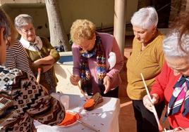 Mujeres de Belén pintando zapatos rojos