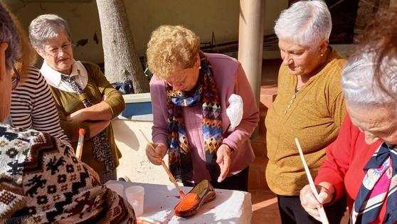 Diseñan zapatos rojos contra la violencia de genero