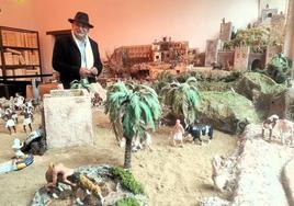 Jesús Ortiz, en su llamativo belén, en el Barrantes Cervantes.