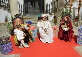 Una pequeña participante en la entrega de la carta a los pajes reales.