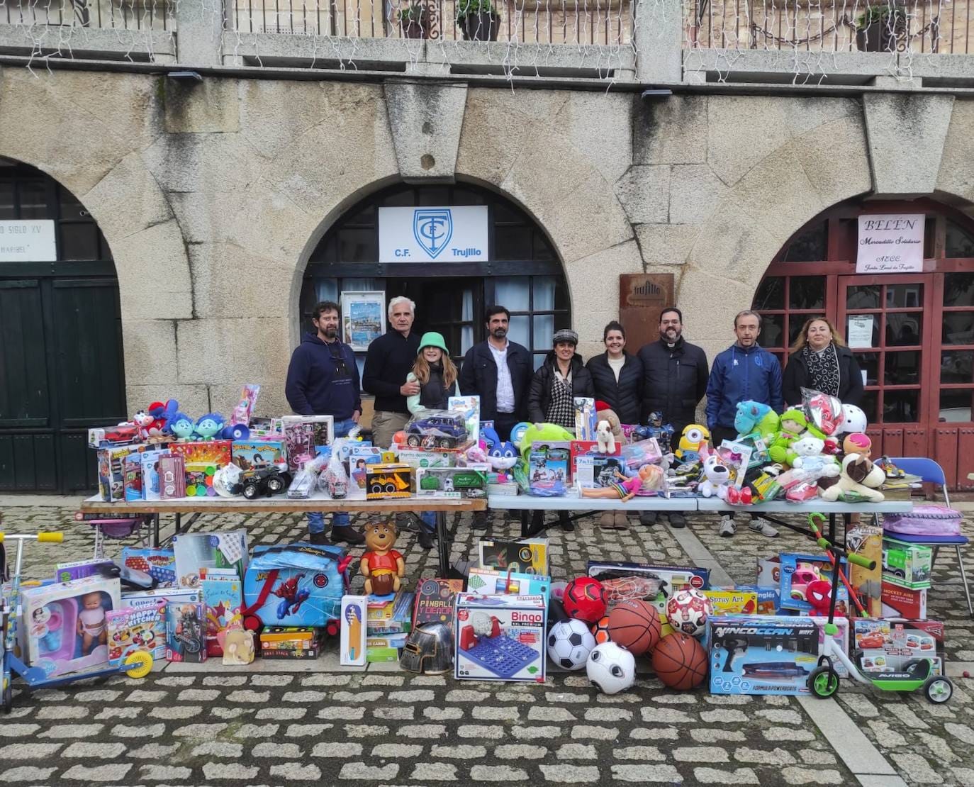 Personas implicadas en la campaña benéfica con algunos de los juguetes donados 