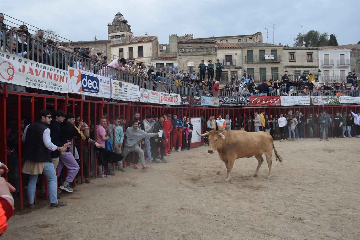 Imagen secundaria 1 - Un desfile de comparsas con poca aceptación dio paso a un festejo taurino con una buena entrada