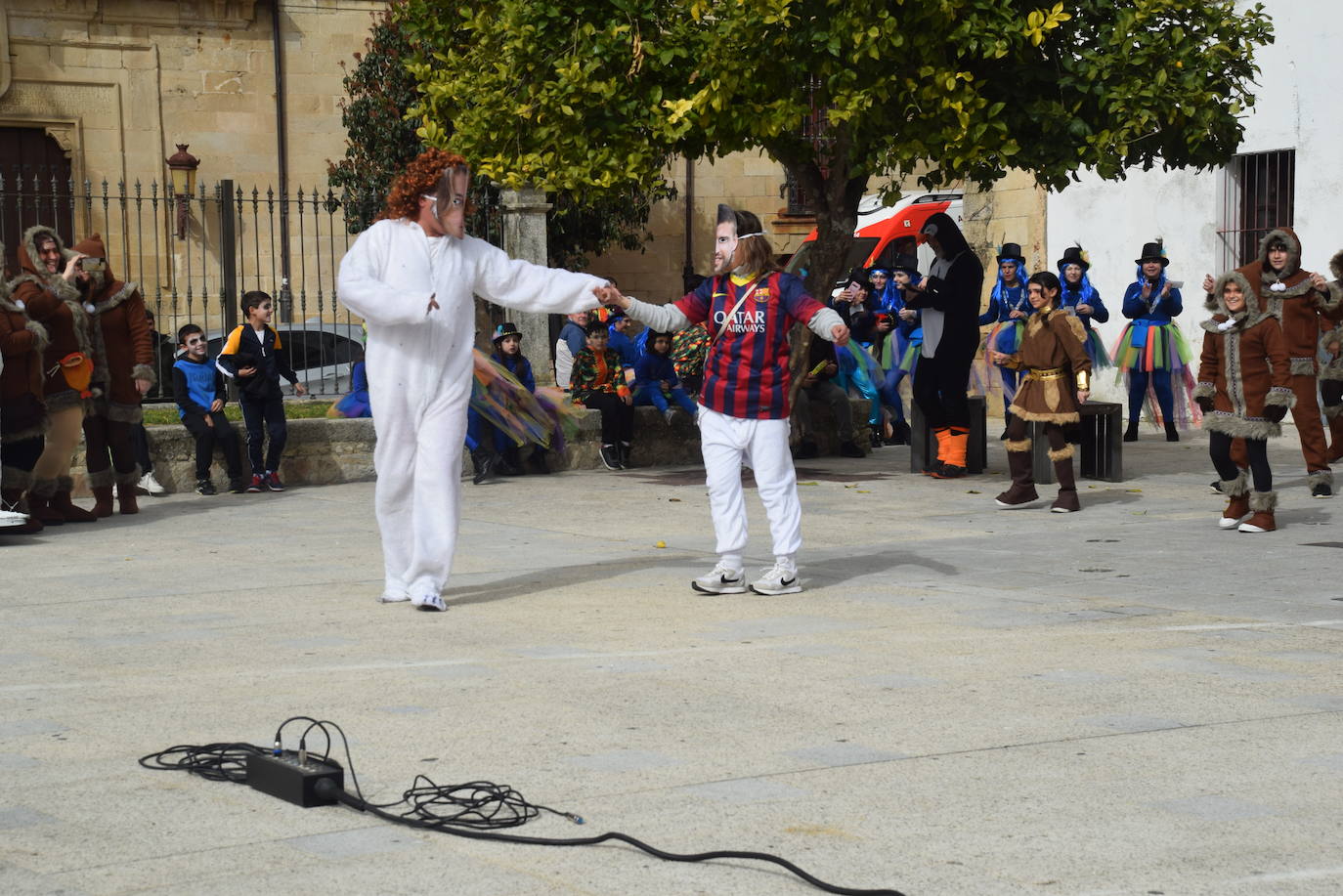 Las dos agrupaciones participantes Pavo Real y Yupik 