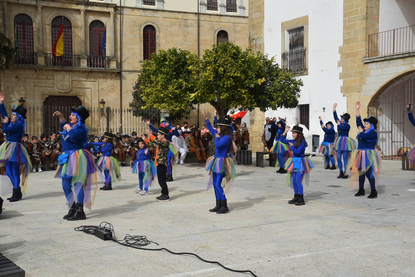 Las dos agrupaciones participantes Pavo Real y Yupik 