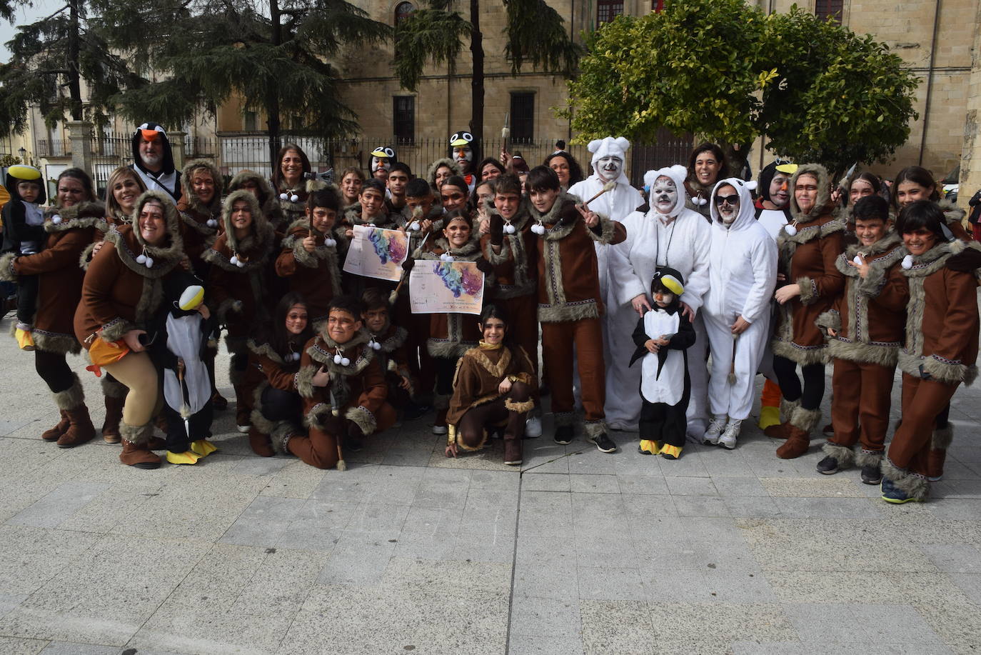 Las dos agrupaciones participantes Pavo Real y Yupik 