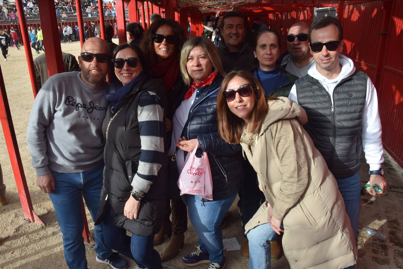 Imagen secundaria 1 - El público acompaña al último festejo taurino del carnaval