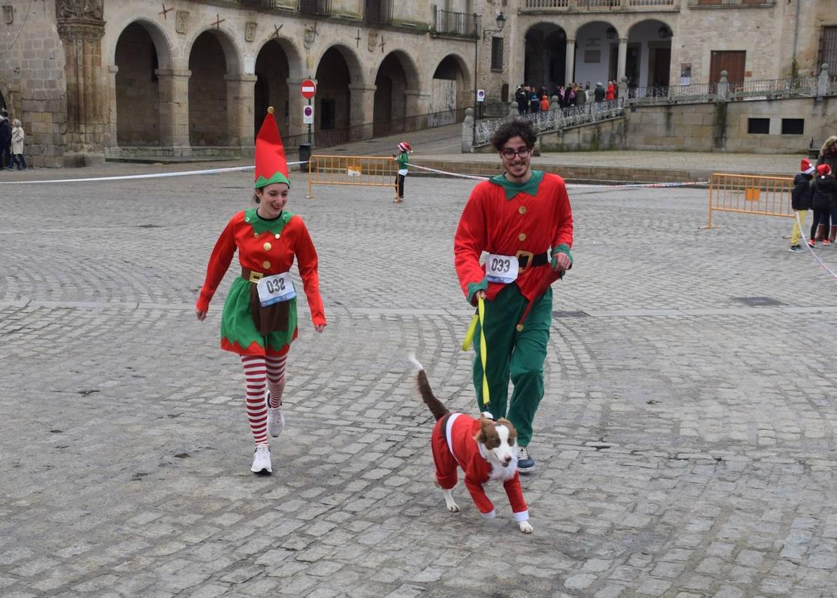 Imagen secundaria 1 - La San Silvestre contó con algo más de medio centenar de corredores