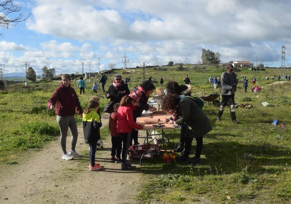 Imagen principal - Más de medio centenar de personas en la plantación de árboles y arbustos