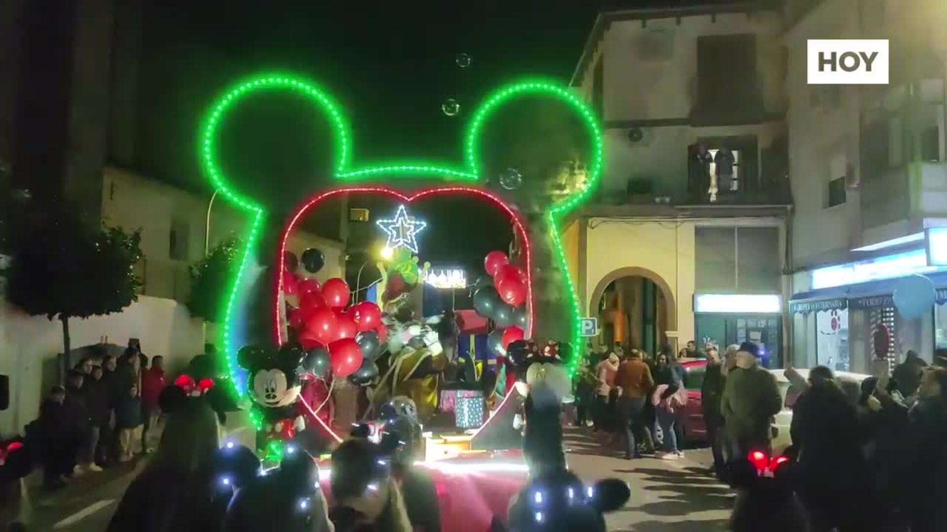 La cabalgata de Reyes, muy participativa, llena de ilusión las calles de Trujillo