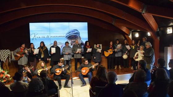 Kin Paredes recibe un sentido homenaje, con gran asistencia de público