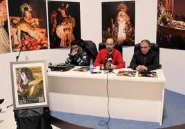 El presidente de la Junta de Cofradías, escoltado por Iván Redondo y el sacerdote Juan Carlos Milla