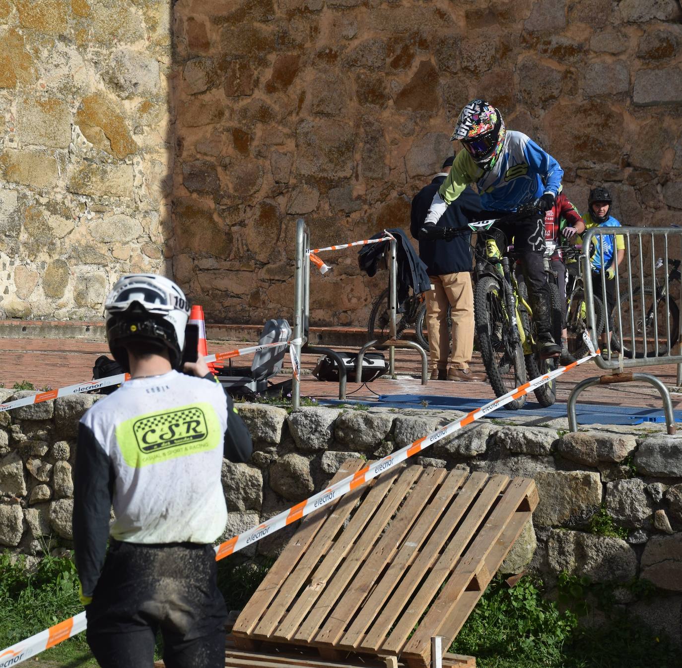 Imagen secundaria 1 - Numeroso público y un sol radiante acompañan al enduro