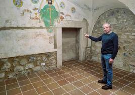Javier Diz muestra la pintura encontrada en la sede de la entidad.