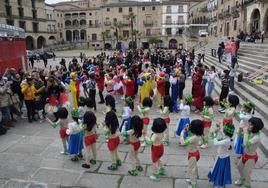 Participantes en el desfile del colegio Sagrado Corazón de Jesús