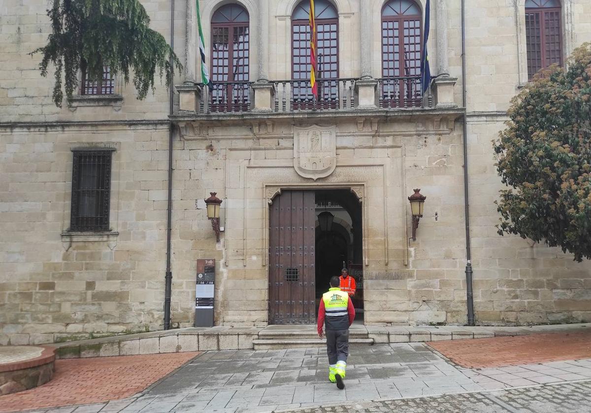 Obras se centra en mejorar las cubiertas de edificios municipales