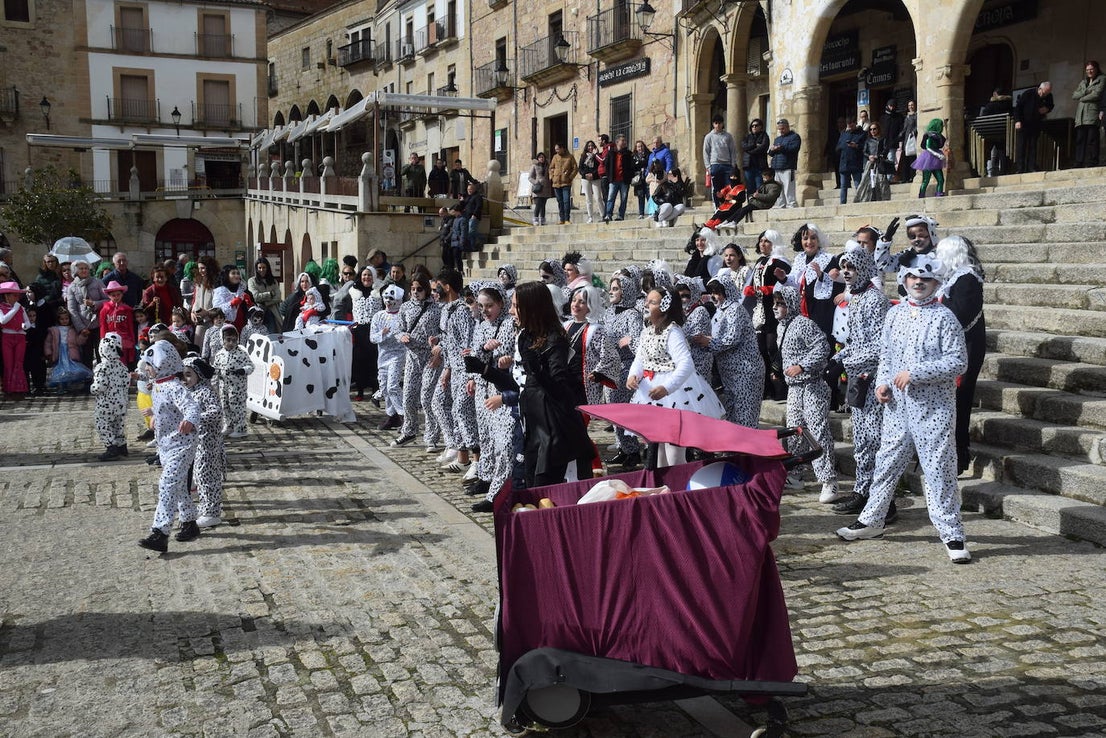 Concurso de comparsas y primer día de festejos taurinos
