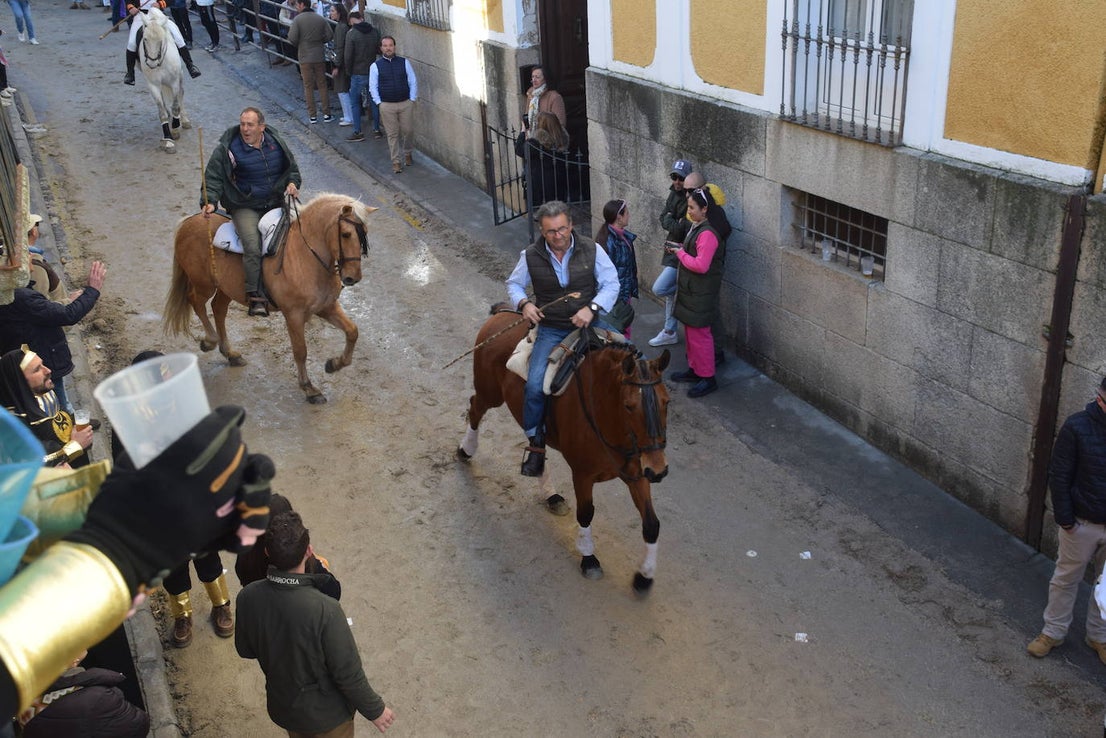Concurso de comparsas y primer día de festejos taurinos