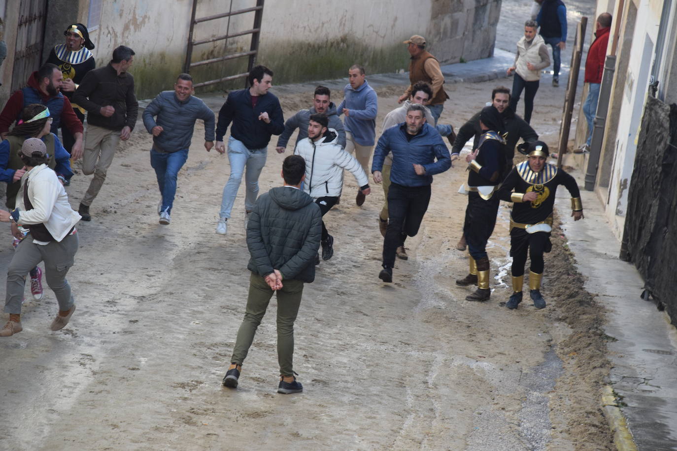 Concurso de comparsas y primer día de festejos taurinos