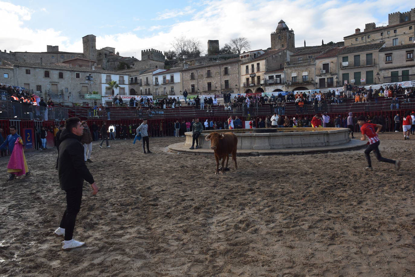 Concurso de comparsas y primer día de festejos taurinos