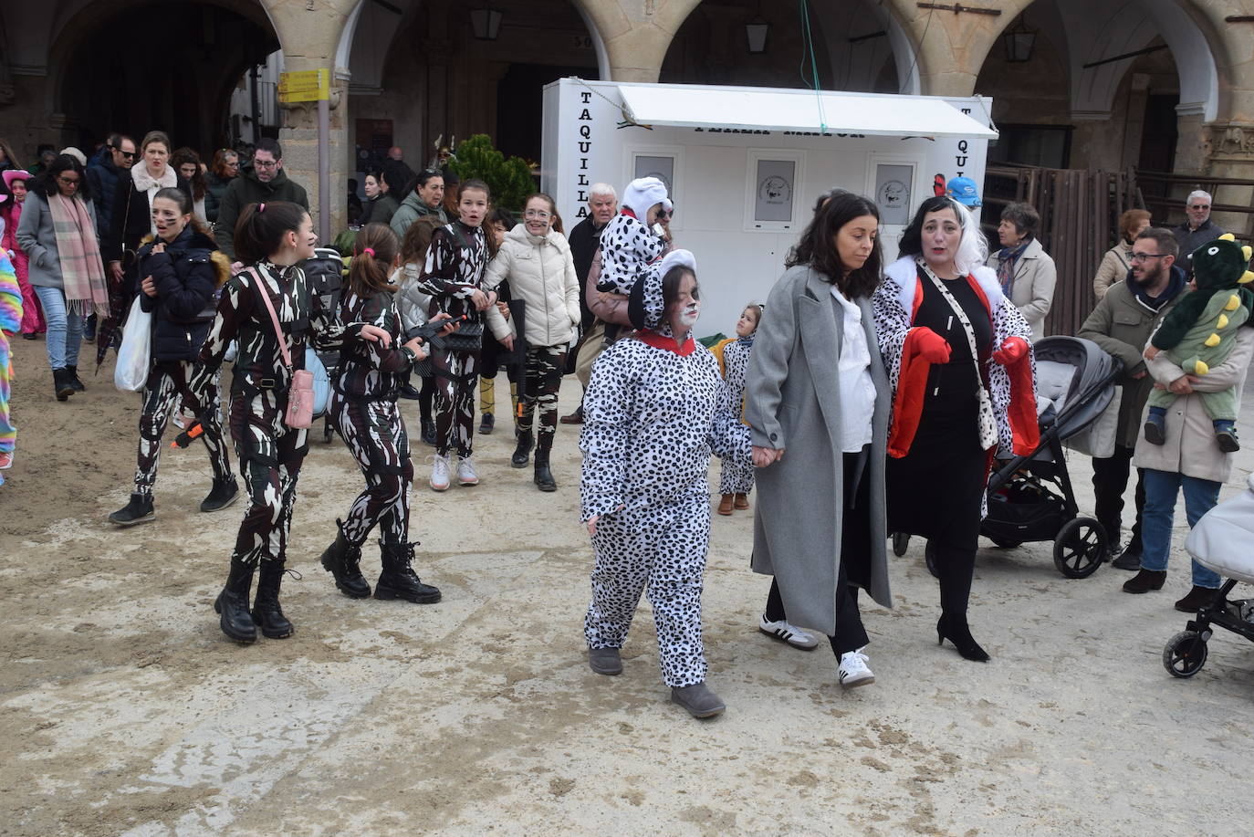 Concurso de comparsas y primer día de festejos taurinos