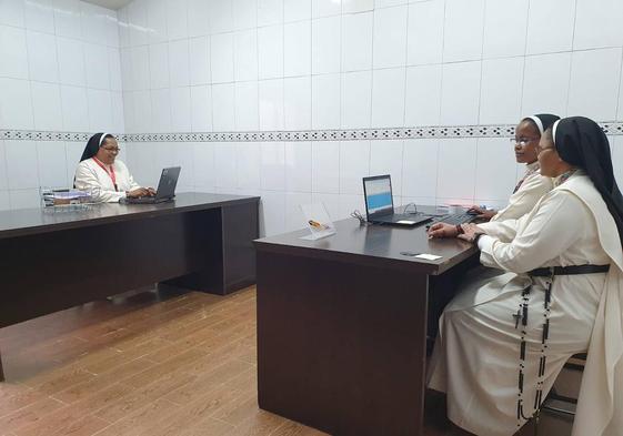 Las religiosas con tareas administrativas.