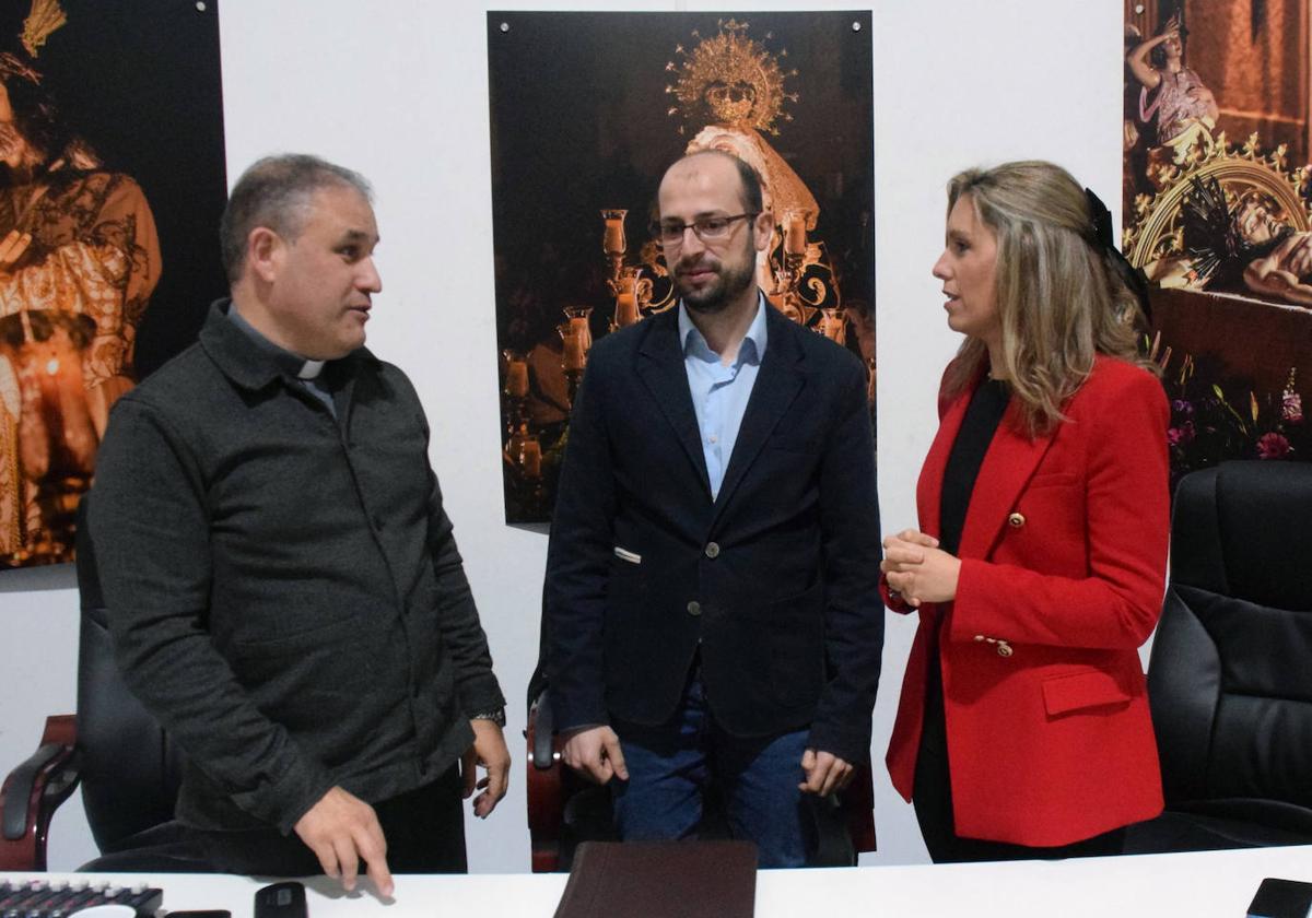 El párroco Juan Carlos Milla, con el presidente de la Junta de Cofradías y la vicepresidenta