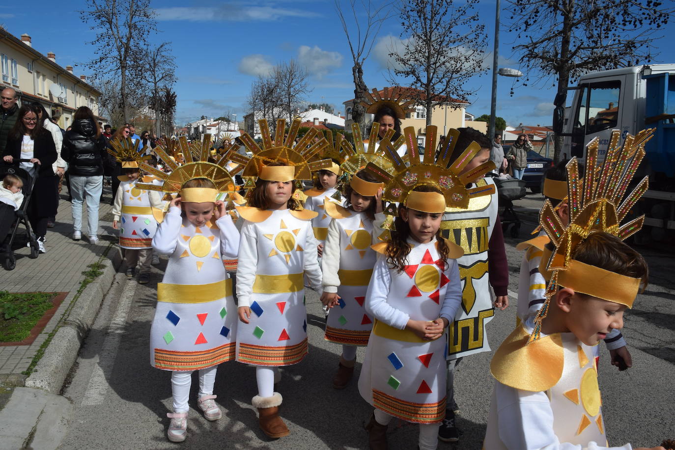 El colegio Las Américas celebra su desfile de Carnaval