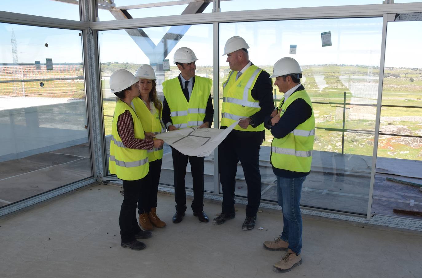 Los dirigentes viendo el plano de la fábrica