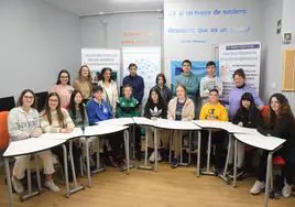 Estudiantes de 2º de Secundaria que participarán en el viaje a Eslovenia, con docentes responsables y el inspector.