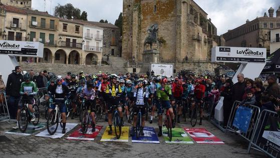 Decenas de personas arropan al pelotón de la ronda extremeña feminina