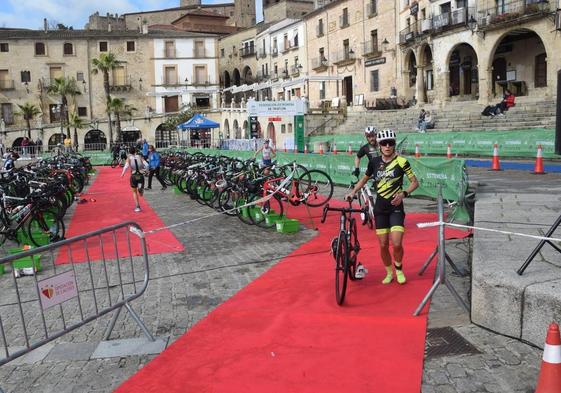 La ganadora, Cristina Durán, en la zona de transición, con la bicicleta.