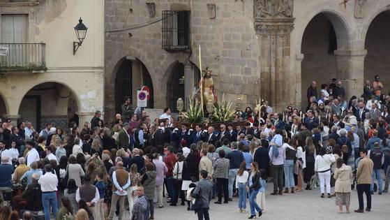 Cientos de personas escoltan a La Burrina en la plaza Mayor