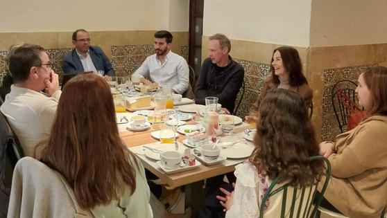 Asemtru toma nota de propuestas, con la acción 'Charlando de turismo'