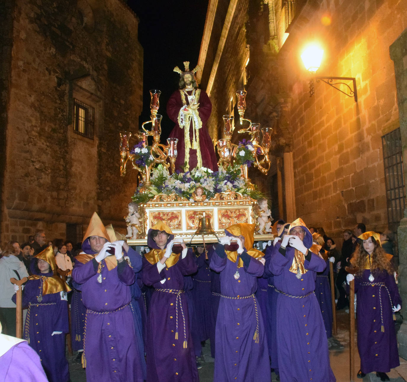 El Cristo Cautivo, tras aalir del palacio de San Carlos.