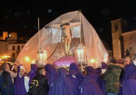 El Cristo del Perdon, con el plástico puesto en la salida de la plaza Mayor