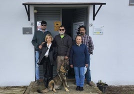 Familiares y dirigentes de la protectora, tras descubrir la placa.