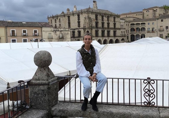 Beatriz Pablos, en la plaza Mayor, con el montaje del recinto ferial.