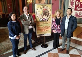 José Rojo, en la presentación de la corrida de toros, junto con la alcaldesa, el empresario y la concejala de Cultura