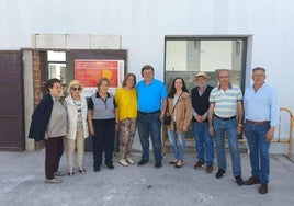 José Antonio Redondo, junto a compañeros del PSOE y vecinos.