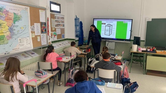 Consumo lleva el proyecto 'Yo en el cole, tú en casa' a seis colegios de la zona