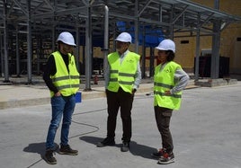 Patrick Kelsey, Eugenio de Arriba y Oriana Calderón, en la fábrica.