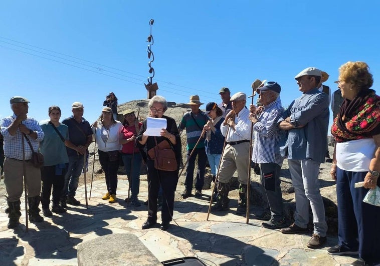 Acto de inauguración de la escultura dedicada a la trashumancia.