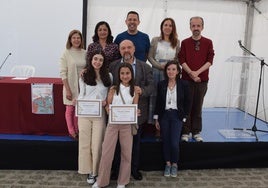 Algunos galardonados, junto con organizadores e integrantes del jurado.
