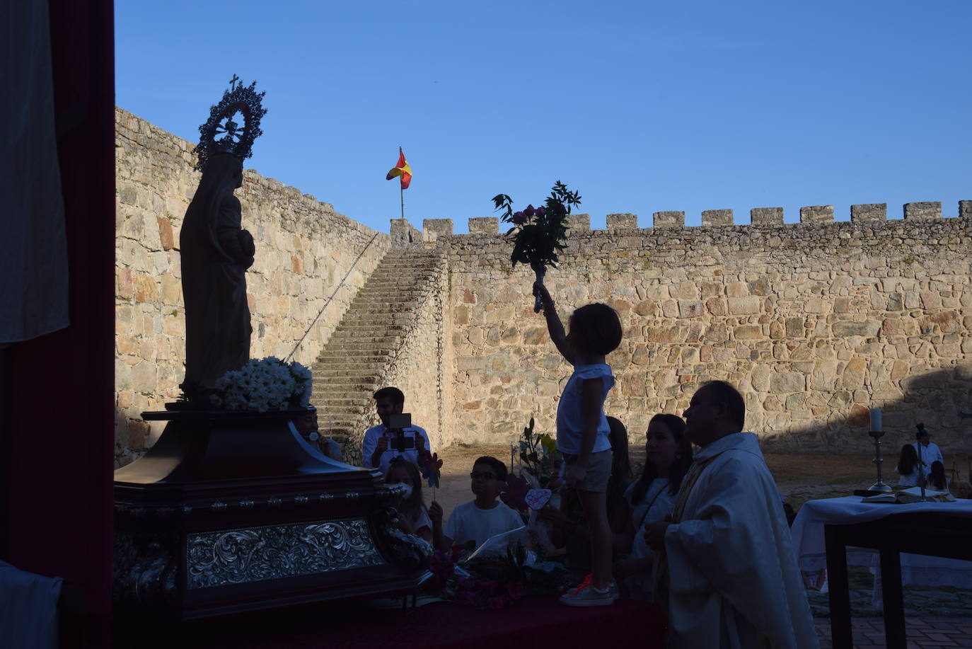 Imagen secundaria 1 - Más de 400 personas participan en la ofrenda floral a la Patrona