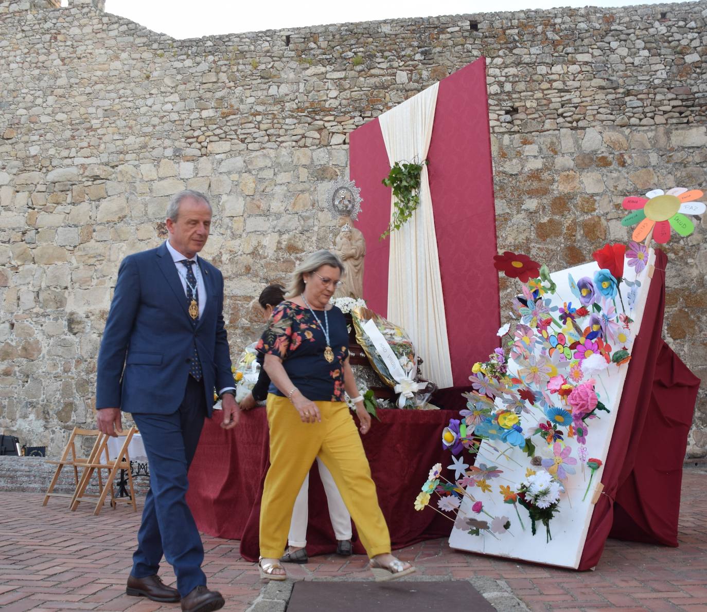 Imagen secundaria 2 - Más de 400 personas participan en la ofrenda floral a la Patrona
