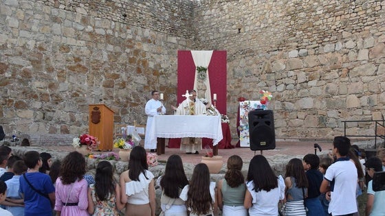 Más de 400 personas participan en la ofrenda floral a la Patrona