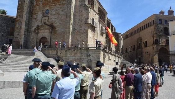 La plaza Mayor acoge el izado de la bandera con un intenso sol