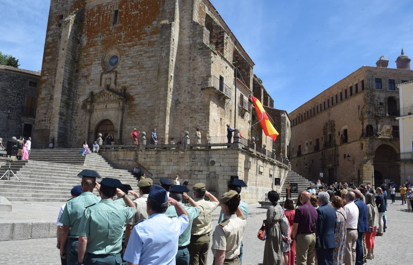 La plaza Mayor acoge el izado de la bandera con un intenso sol